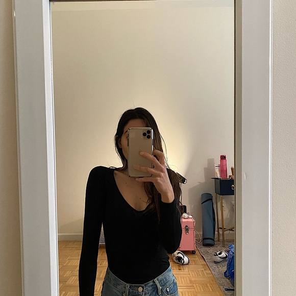 Aritzia Tops - Wilfred long sleep v neck top